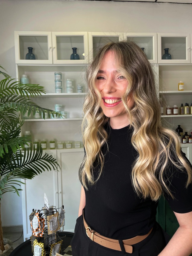Clienta satisfecha después de realizarse las mechas contouring en Gabaldón Peluqueros, peluquería en Valencia.