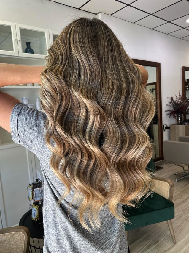 Resultado natural de las mechas melting realizadas por peluqueros profesionales en Gabaldón Peluqueros