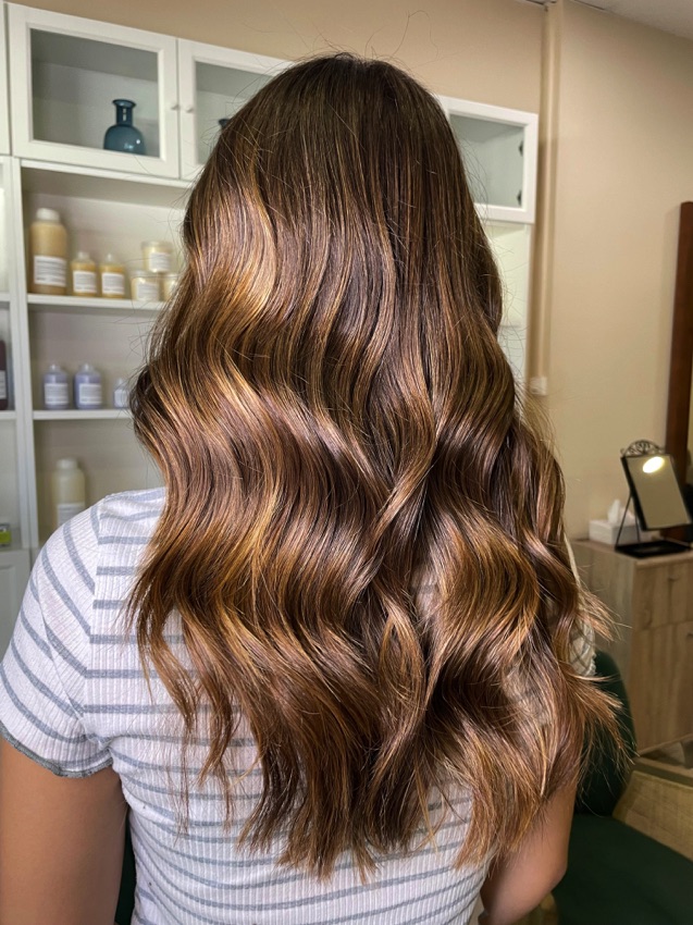 Gabaldón Peluqueros, peluquería en Valencia especializada en dar luminosidad a melenas morenas.