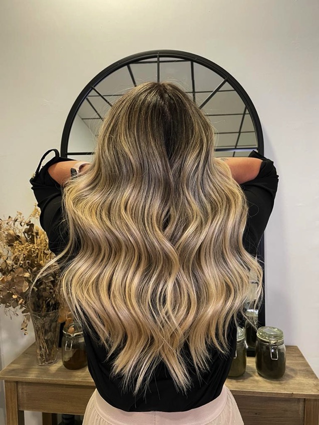 Clienta satisfecha con el resultado de su cabello rubio realizado en Gabaldón Peluqueros